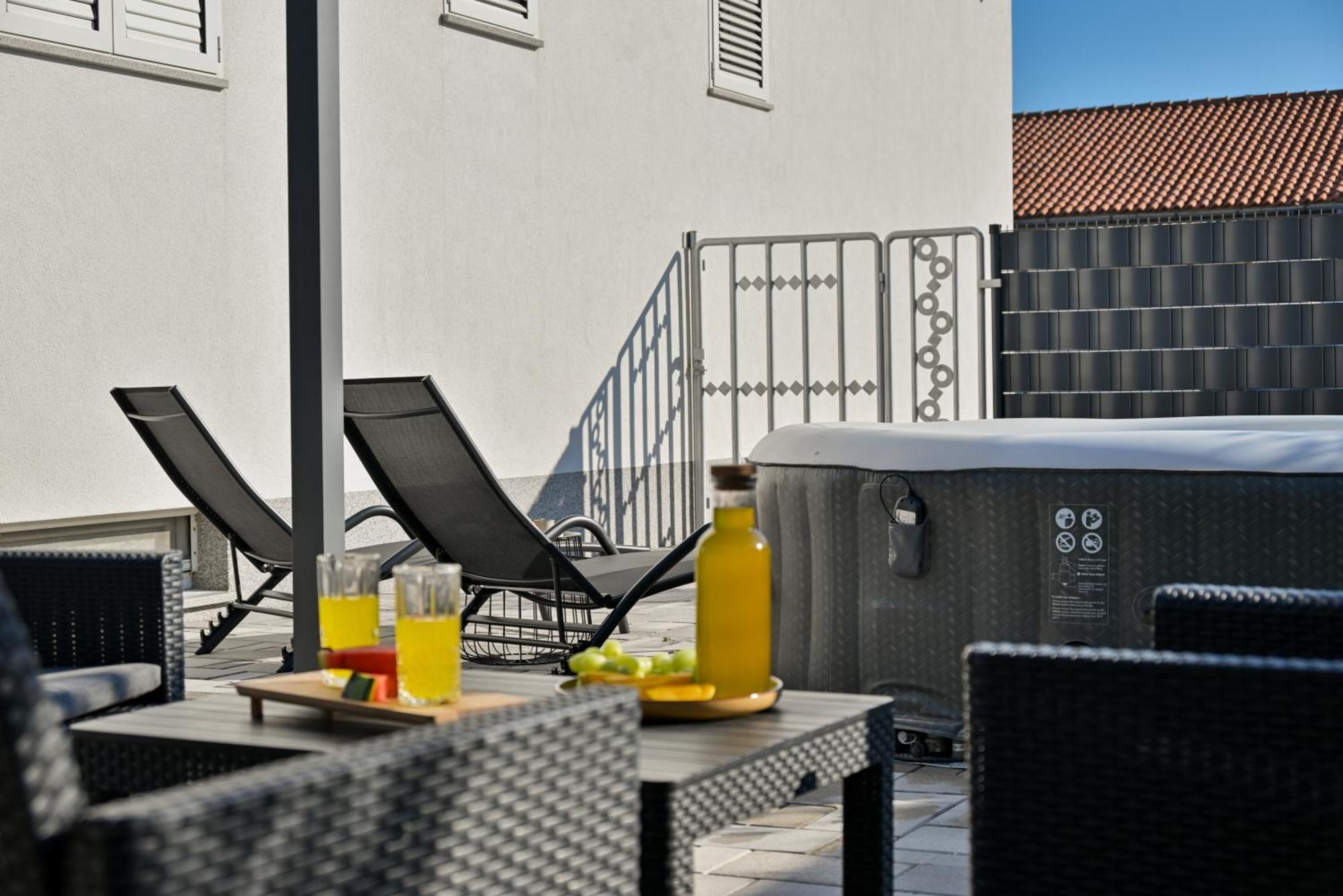 Luxury Apartment With Garden Jacuzzi And Wellness Trogir Luaran gambar