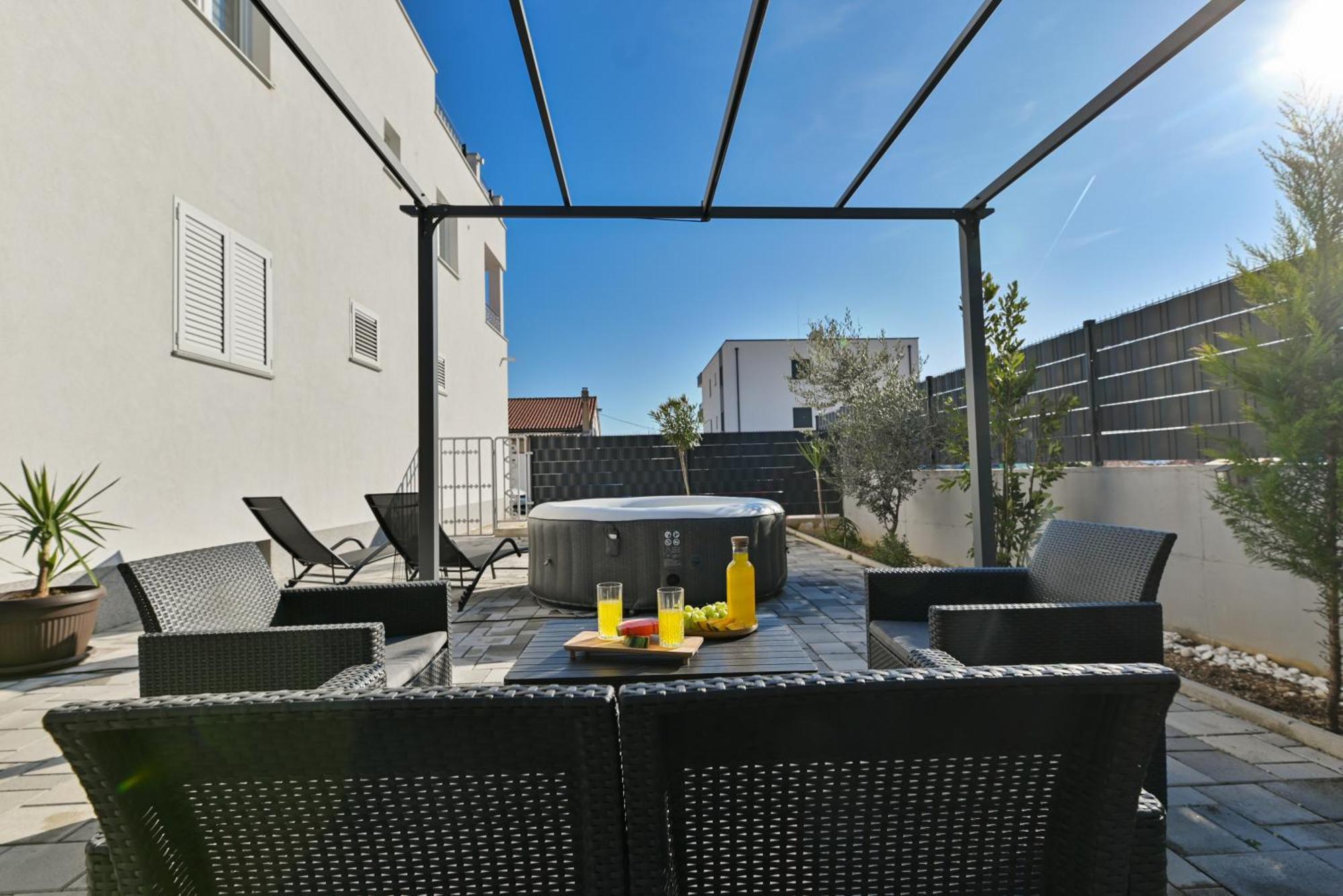 Luxury Apartment With Garden Jacuzzi And Wellness Trogir Luaran gambar