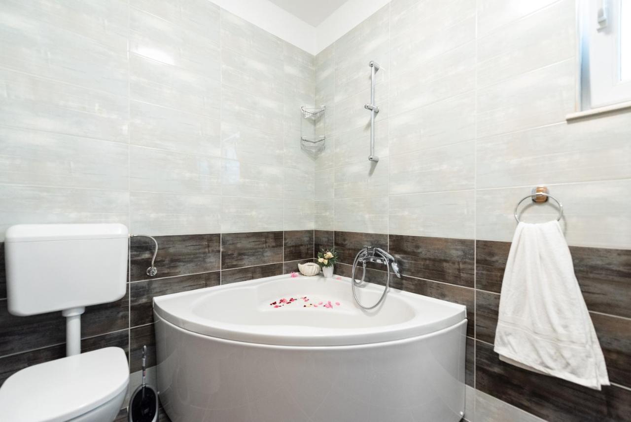 Luxury Apartment With Garden Jacuzzi And Wellness Trogir Luaran gambar